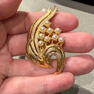 Elegant Gold and Pearl Brooch